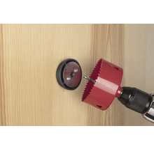 Dierovka s vŕtačkou vŕta dieru do dreva