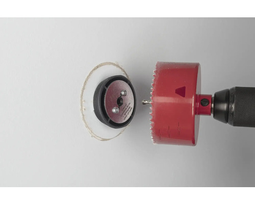 Vŕtačka s dierovou pílou vyrezáva otvor do steny