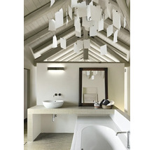 Kúpeľňa s umývadlom, zrkadlom, vaňou a dekoratívnym osvetlením pod šikmou strechou