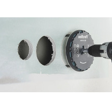 Dierovka Wolfcraft s vŕtačkou vŕta otvory do steny.