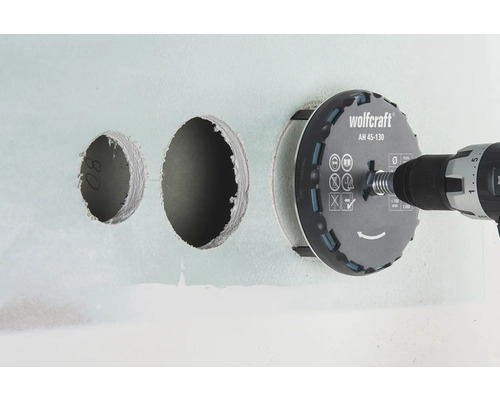 Dierovka Wolfcraft s vŕtačkou vŕta otvory do steny.