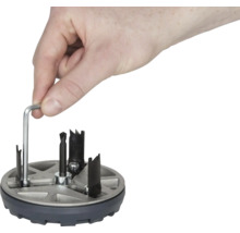 Ruka ovláda dierovaciu pílu imbusovým kľúčom