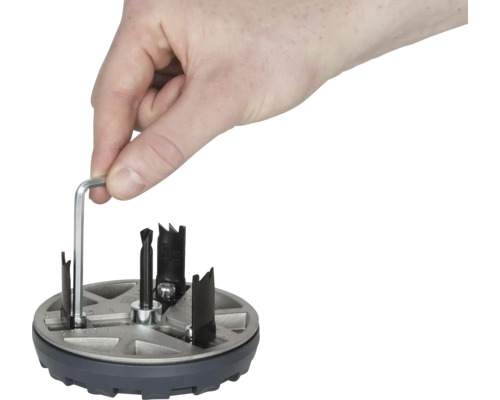 Ruka ovláda dierovaciu pílu imbusovým kľúčom