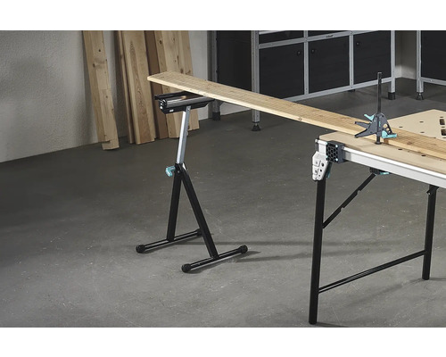 Dielňa s pracovným stolom a stojanom na materiál na spracovanie dreva