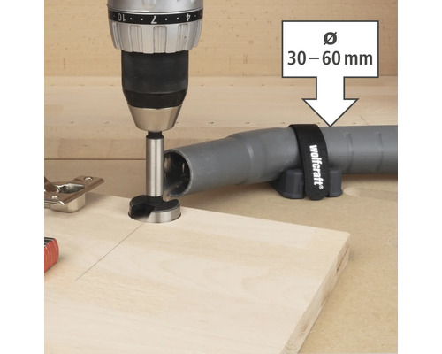 Forstnerov vrták v prevádzke s odsávaním prachu od spoločnosti Wolfcraft