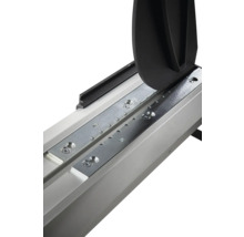 Detail rezačky na obklady s vodiacou lištou, kovovými doskami a lámacím mechanizmom.