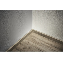 Roh miestnosti s drevenou podlahou a podlahovou lištou