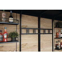 Regál s nápojmi a dekoráciou pred drevenou stenou