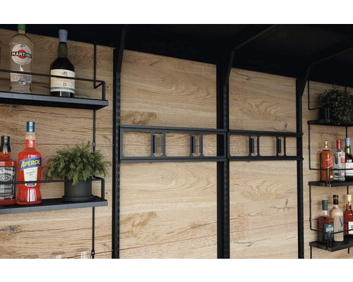 Regál s nápojmi a dekoráciou pred drevenou stenou