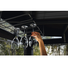 Držiak na víno s pohármi na víno a ruka pod altánkom