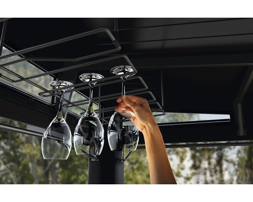 Držiak na víno s pohármi na víno a ruka pod altánkom