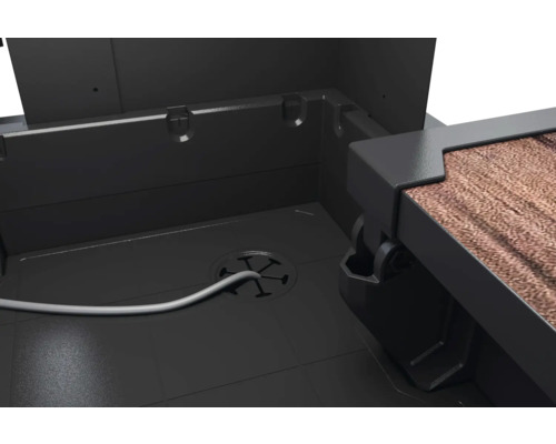 Vnútro záhradnej truhlice s priechodkou pre kábel