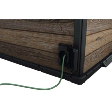 Detail záhradného domčeka s elektrickou prípojkou a káblom