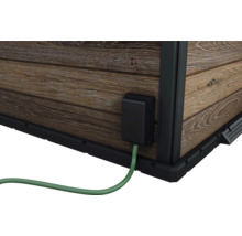 Detail záhradného domčeka s elektrickou prípojkou a drevenou stenou