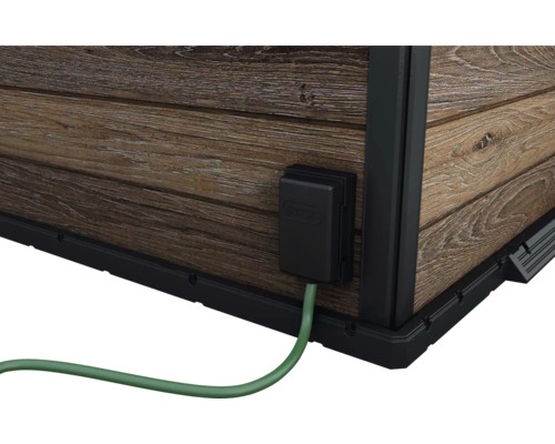 Detail záhradného domčeka s elektrickou prípojkou a drevenou stenou