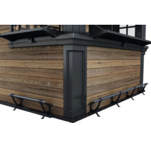 Detail fasády s dreveným obkladom a okenicami