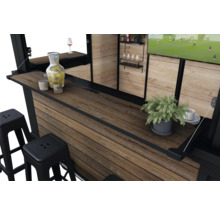 Bar s stoličkami, nápojmi a televízorom pre útulnú atmosféru