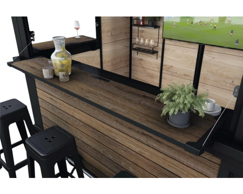 Bar s stoličkami, nápojmi a televízorom pre útulnú atmosféru