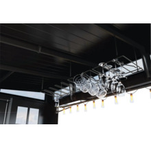 Bar s držiakom pohárov a pohármi pod stropom