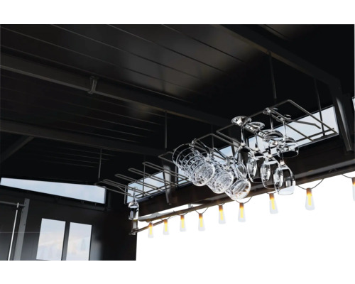 Bar s držiakom pohárov a pohármi pod stropom