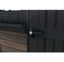 Detail čiernych dverí záhradného domčeka s rukoväťou