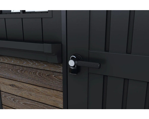 Detail čiernych dverí záhradného domčeka s rukoväťou