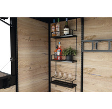 Policový systém s nápojmi a pohármi na drevenej stene