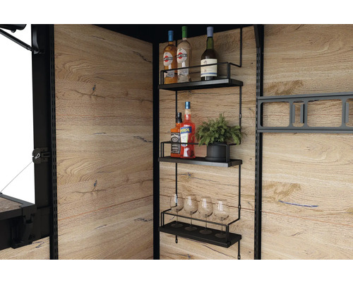 Policový systém s nápojmi a pohármi na drevenej stene