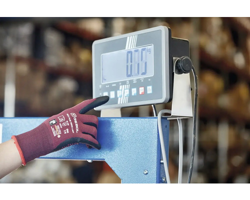 Osoba obsluhuje digitálnu priemyselnú váhu s pracovnou rukavicou