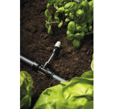 Zavlažovací systém s T-kusom a rastlinami v záhradnom záhone