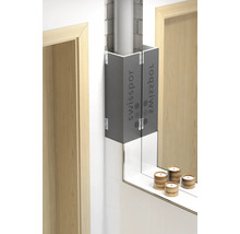 Kúpeľňová scéna so zakrytým potrubím a zrkadlovou policou