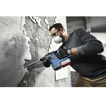 Muž odstraňuje dlaždice pomocou vŕtacieho kladiva Bosch.