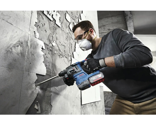 Muž odstraňuje dlaždice pomocou vŕtacieho kladiva Bosch.