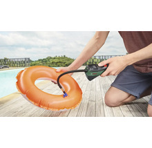 Osoba nafukuje plavecký kruh pomocou vzduchovej pumpy Bosch vedľa bazéna.