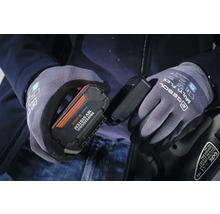 Osoba v pracovných rukaviciach drží batériu Bosch 18V