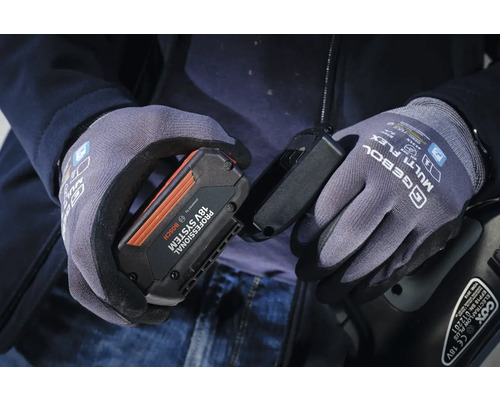 Osoba v pracovných rukaviciach drží batériu Bosch 18V