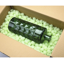 Dekoratívna sklenená fľaša v kartóne s baliacimi lupienkami