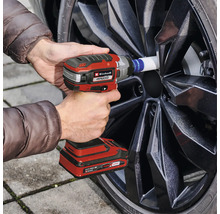 Akumulátorový rázový uťahovák pri výmene kolesa na automobile