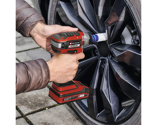 Akumulátorový rázový uťahovák pri výmene kolesa na automobile