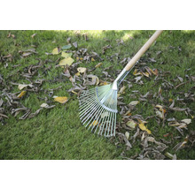 Hrable na lístie s drevenou násadou na trávniku s lístím