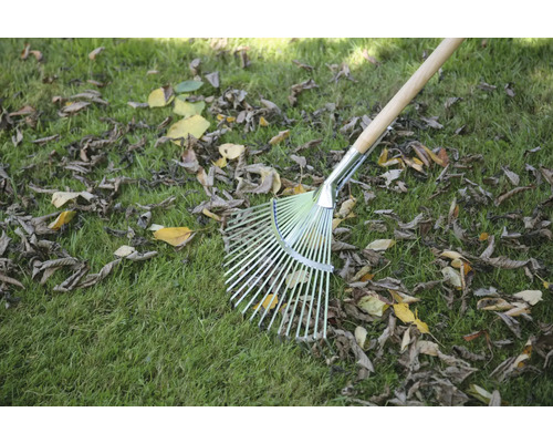 Hrable na lístie s drevenou násadou na trávniku s lístím