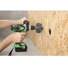 Osoba vŕta otvor do drevenej dosky pomocou akumulátorového vŕtacieho skrutkovača.