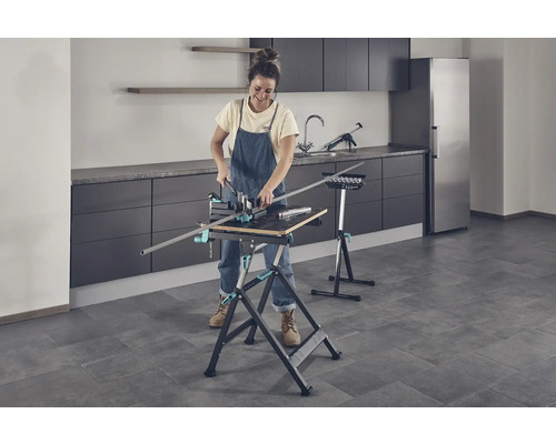 Žena pracuje s pracovným stolom a pokosnicou v miestnosti.