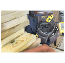 Remeselník s náradím a brašnou na náradie na opasku