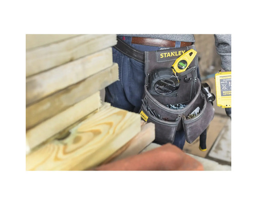 Remeselník s náradím a brašnou na náradie na opasku