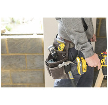 Remeselník s brašňou na náradie plnou náradia a elektrického náradia