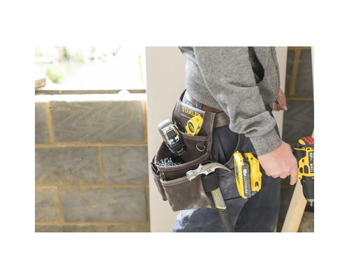 Remeselník s brašňou na náradie plnou náradia a elektrického náradia