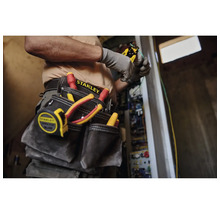 Remeselník s náradím a opaskom na náradie Stanley pri elektroinštalácii