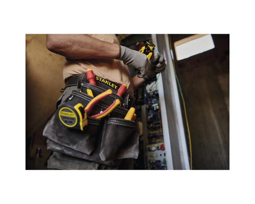 Remeselník s náradím a opaskom na náradie Stanley pri elektroinštalácii