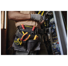 Remeselník s puzdrom na náradie Stanley na opasku pri elektroinštaláciách